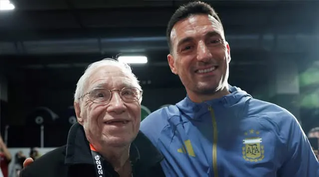 Nhà báo Enrique Macaya Marquez 91 tuổi cùng HLV Lionel Scaloni của tuyển Argentina
