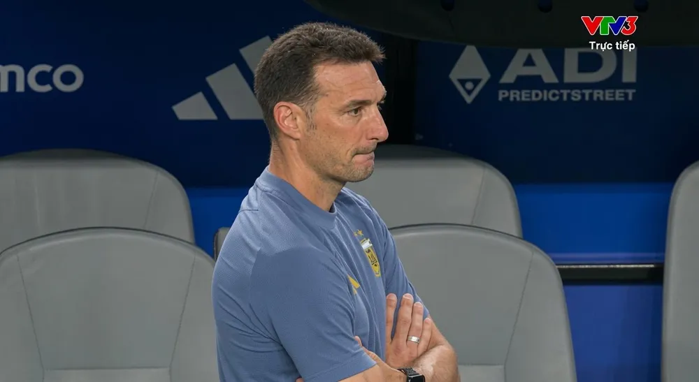 HLV Lionel Scaloni cùng các cầu thủ Argentina gặp nhiều khó khăn trước Cape Verde. ẢNH: VTV 