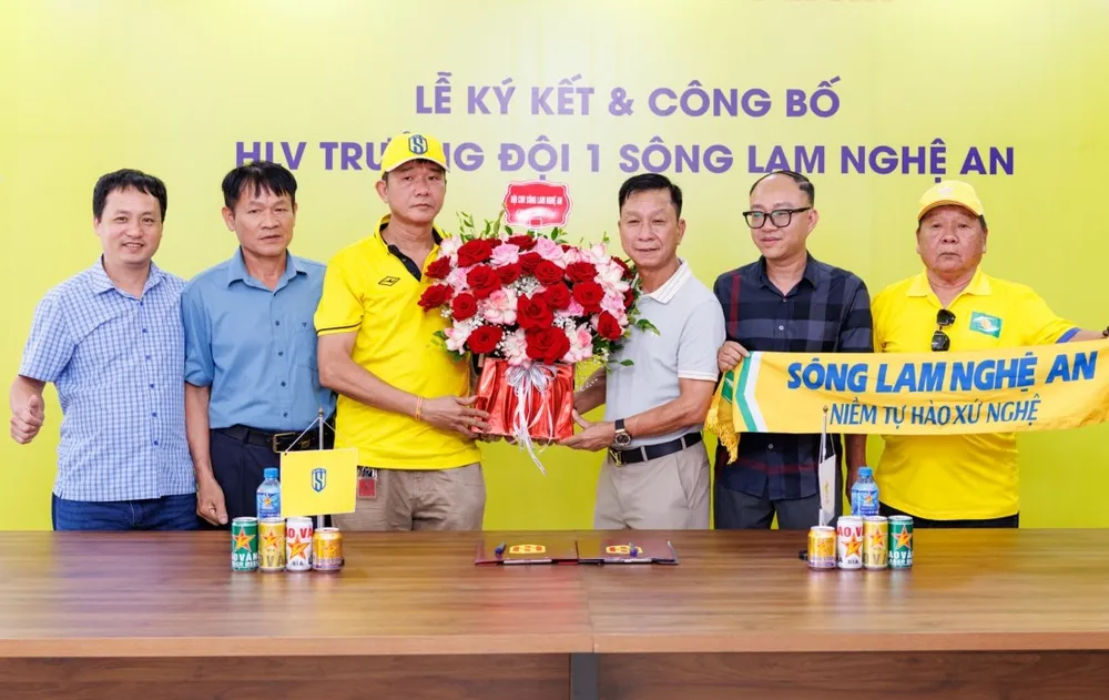 HLV Văn Sỹ Sơn (áo trắng) tiếp tục gắn bó với đội bóng quê hương SLNA. ẢNH: TÂM HÀ 