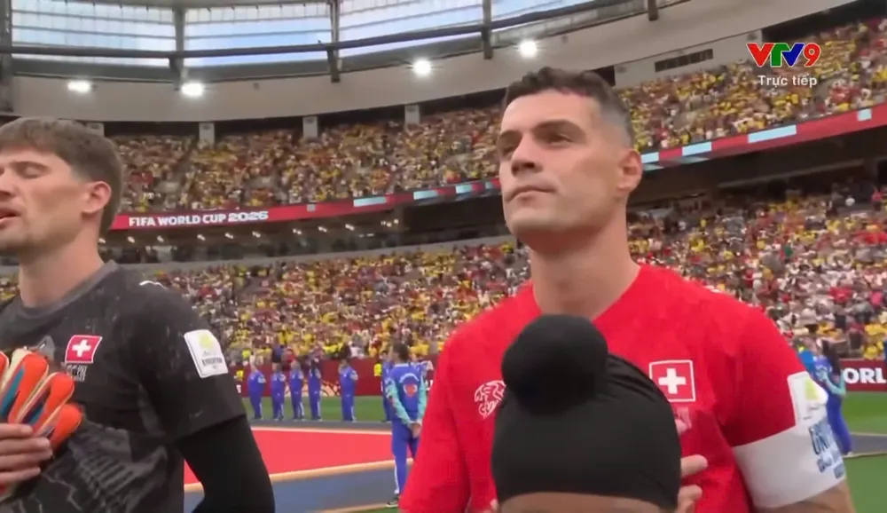 Đội trưởng Granit Xhaka cùng thủ môn xuất sắc Gregor Kobel. ẢNH: CHỤP MÀN HÌNH VTV