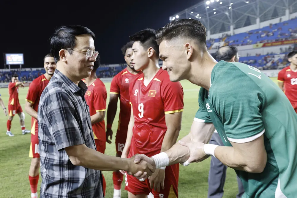 Thủ môn Patrik Lê Giang nhận được sự động viên từ các lãnh đạo sau màn ra mắt ấn tượng tại đội tuyển Việt Nam. ẢNH: NHẬT ĐOÀN 