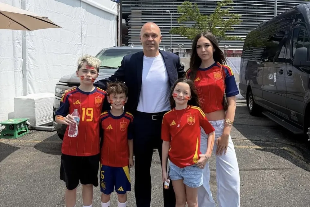Andres Iniesta đưa gia đình đến cổ vũ cho Tây Ban Nha