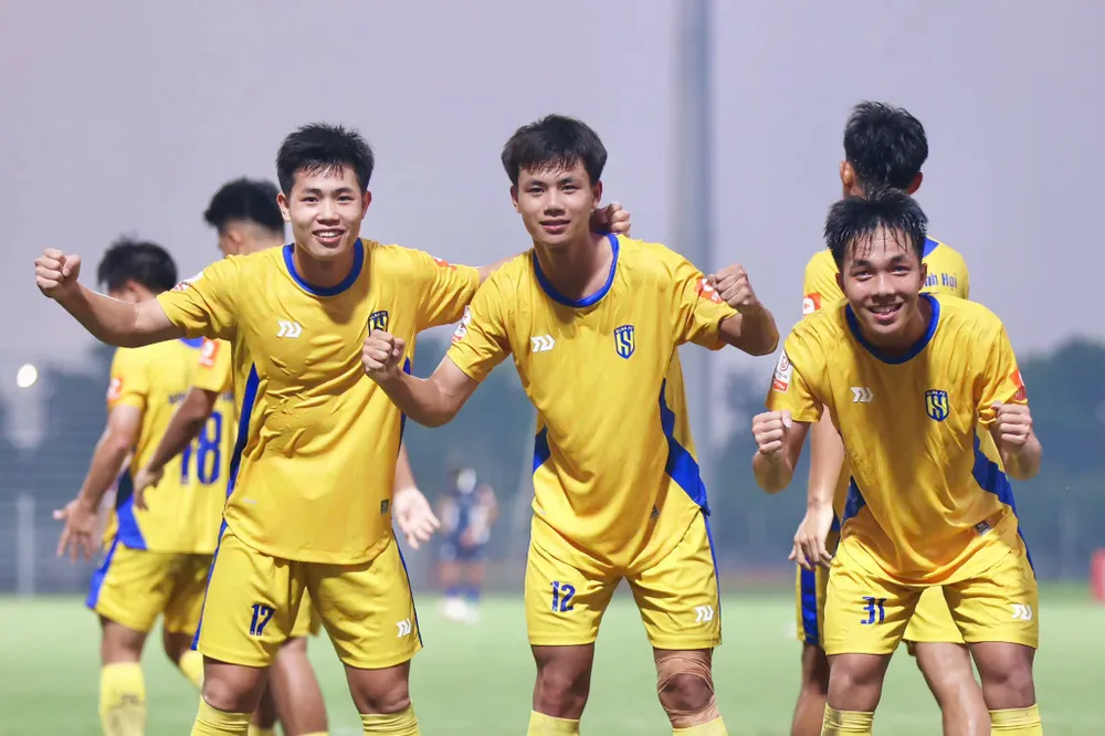 Niềm vui của các cầu thủ SLNA. ẢNH: TÂM HÀ 