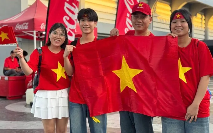 Gia đình vợ Việt - chồng Thái của chị Nguyễn Thị Mơ cổ vũ cho các đội tuyển thể thao Việt Nam tại SEA Games 2025. ẢNH: HỮU THÀNH