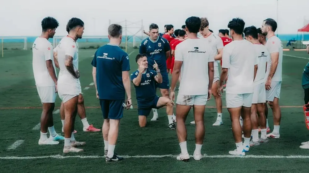 HLV John Herdman cùng các tuyển thủ Indonesia chuẩn bị cho ASEN Cup 2026. ẢNH: IGNV