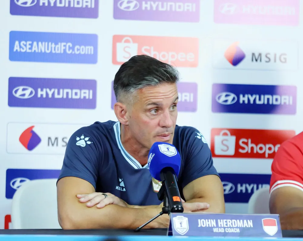HLV John Herdman thể hiện sự thất vọng khi Indonesia thua trắng 0-3 ngay trên sân nhà. ẢNH: ANH KHOA 