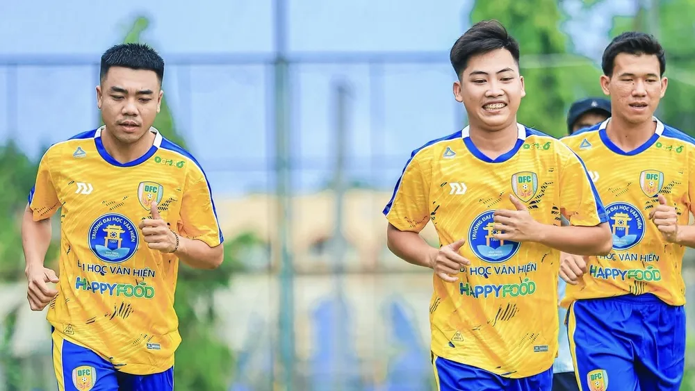 Các cầu thủ Đồng Tháp đang tập luyện tại Trung tâm Thể thao Thành Long (TPHCM). ẢNH: TÂM HÀ