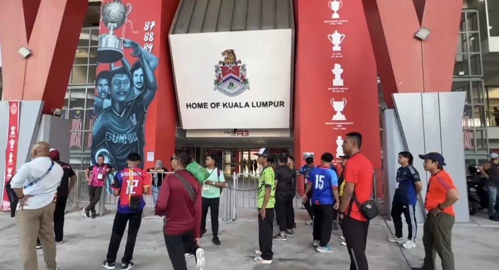 Trận bán kết lượt đi giữa Malaysia - Việt Nam chưa thật sự nóng tại Kuala Lumpur. ẢNH: TÂM HÀ 