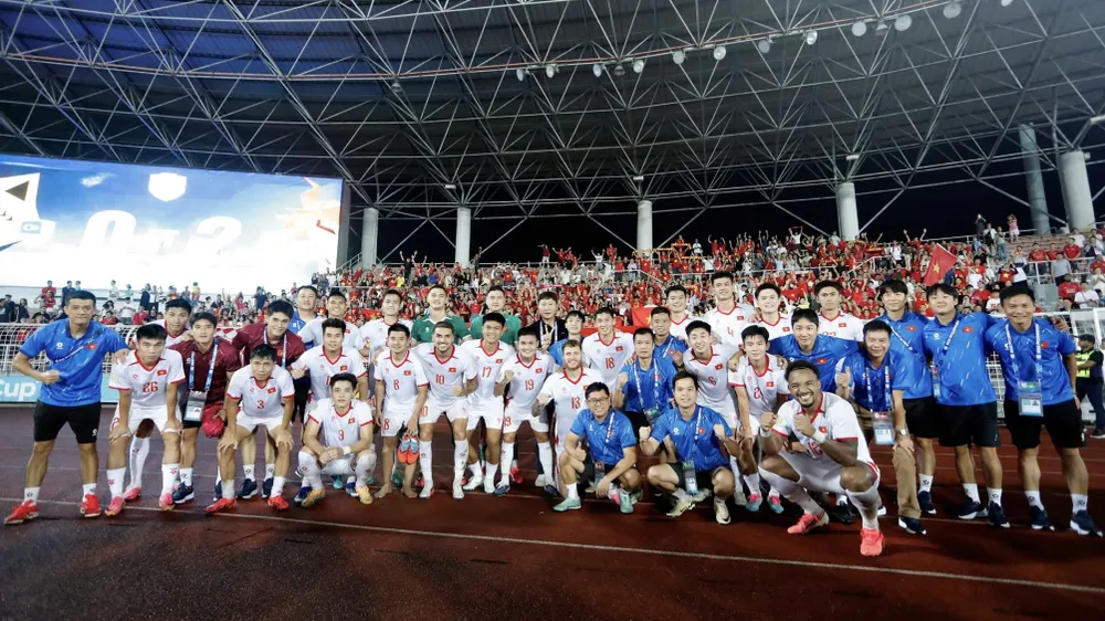 Đội tuyển Việt Nam ăn mừng cùng người hâm mộ trên sân Kuala Lumpur sau trận đấu. ẢNH: ANH KHOA 