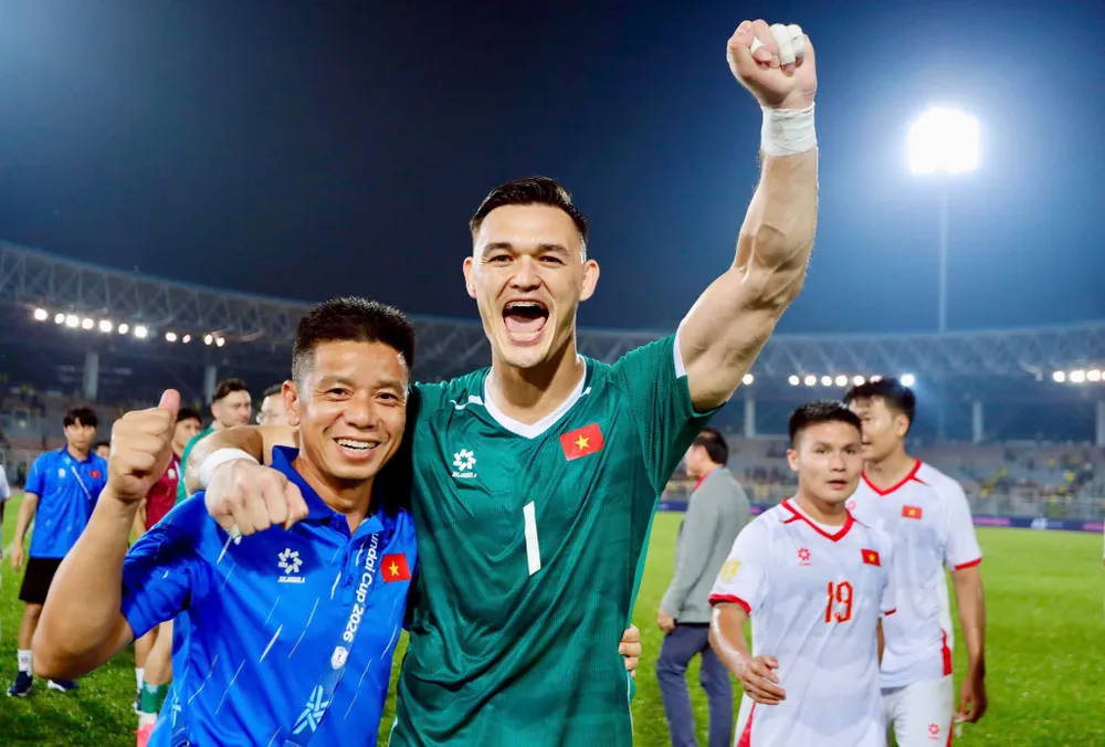 Thủ môn Lê Giang Patrik ăn mừng chiến thắng cùng trợ lý Lưu Danh Minh. ẢNH: ANH KHOA 