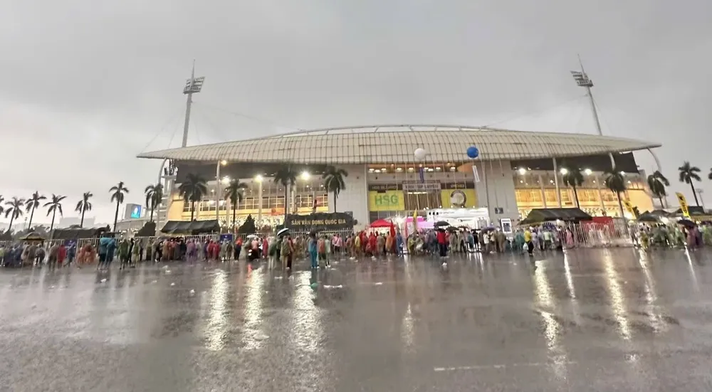 Sân Mỹ Đình mưa lớn trước trận bán kết lượt về ASEAN Cup 2026 giữa Việt Nam - Malaysia (ẢNH: TÂM HÀ) 