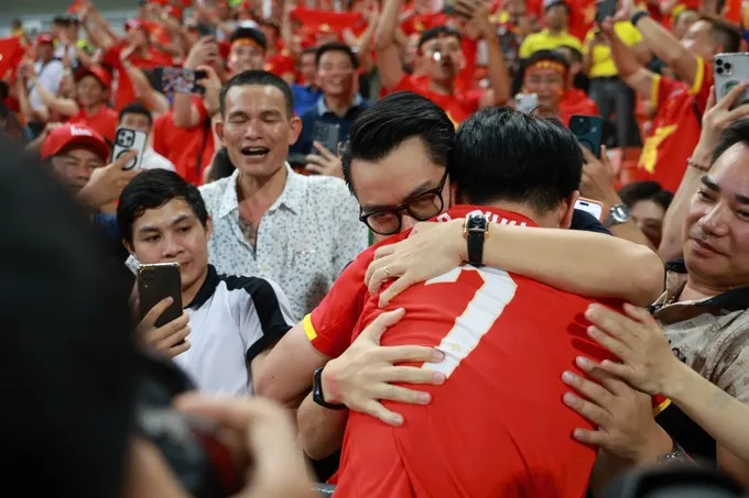 Đình Bắc ôm lấy người hâm mộ Việt Nam sau khi giành HCV SEA Games ngay tại sân Rajamangala. ẢNH: DŨNG PHƯƠNG 