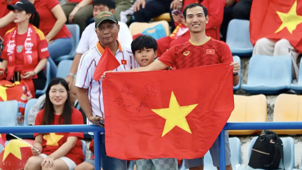 Kiều bào Việt Nam tại Thái Lan sẵn sàng tiếp lửa cho đội tuyển quốc gia. ẢNH: DŨNG PHƯƠNG