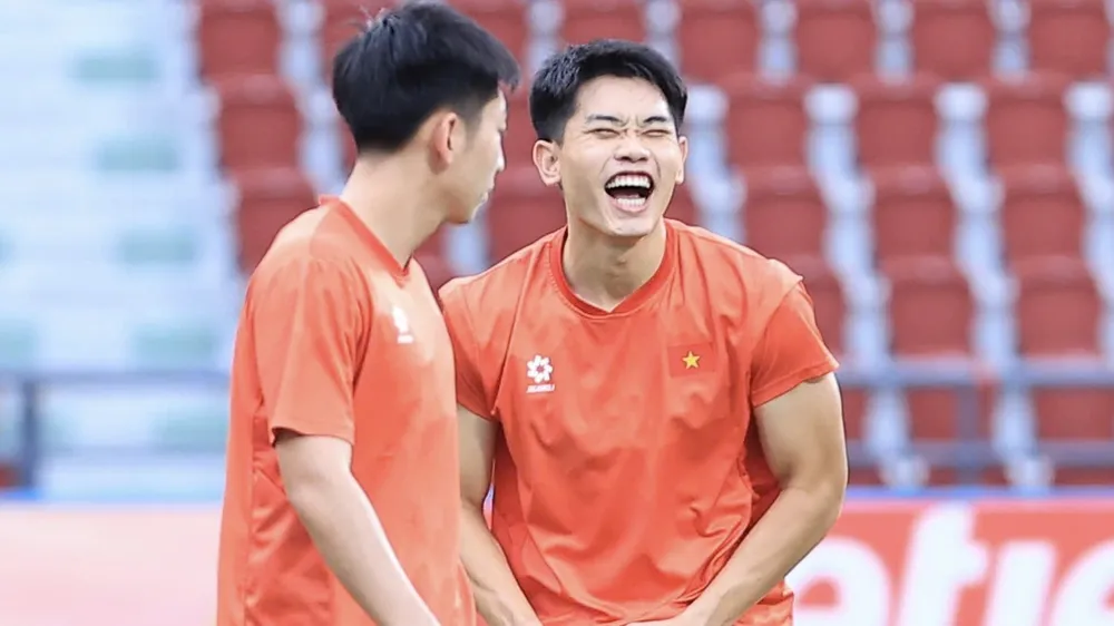 Tuyển thủ Nguyễn Đình Bắc thoải mái trêu đùa cùng đồng đội ở buổi tập chiều 21-8 (ẢNH: ĐỨC CƯỜNG)