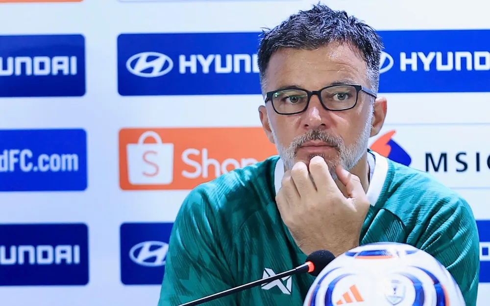 HLV Anthony Hudson của Thái Lan dành sự tôn trọng tuyệt đối đến đội tuyển Việt Nam (ẢNH: HỮU THÀNH)