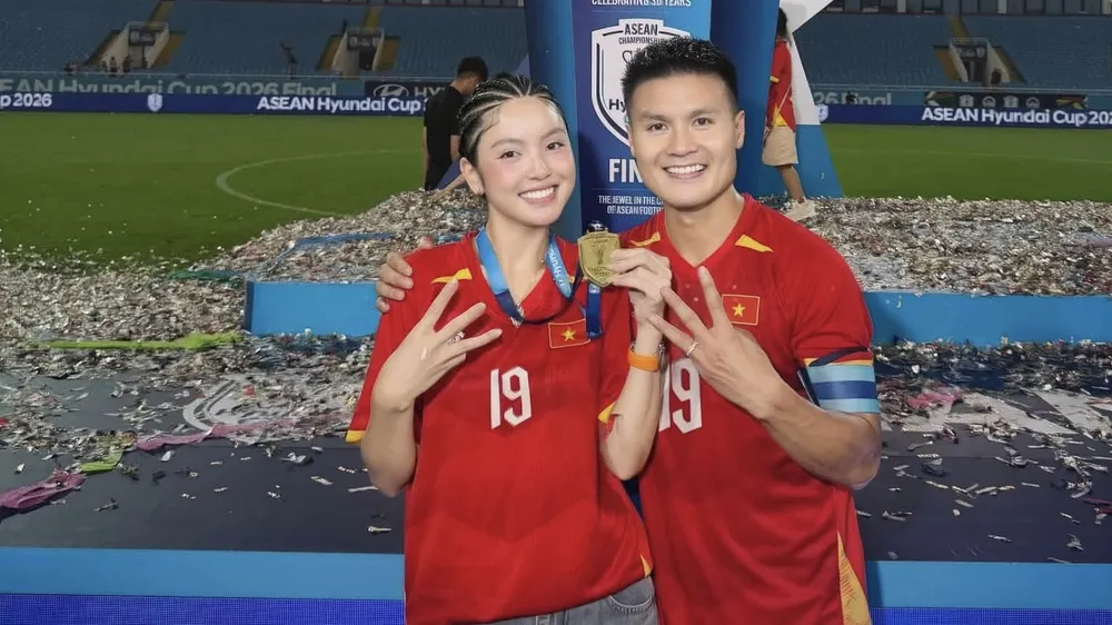 Tiền vệ Nguyễn Quang Hải cùng bà xã Chu Thanh Huyền ăn mừng chức vô địch ASEAN Cup lần thứ 3 trong sự nghiệp (ẢNH: THANH HUYỀN)