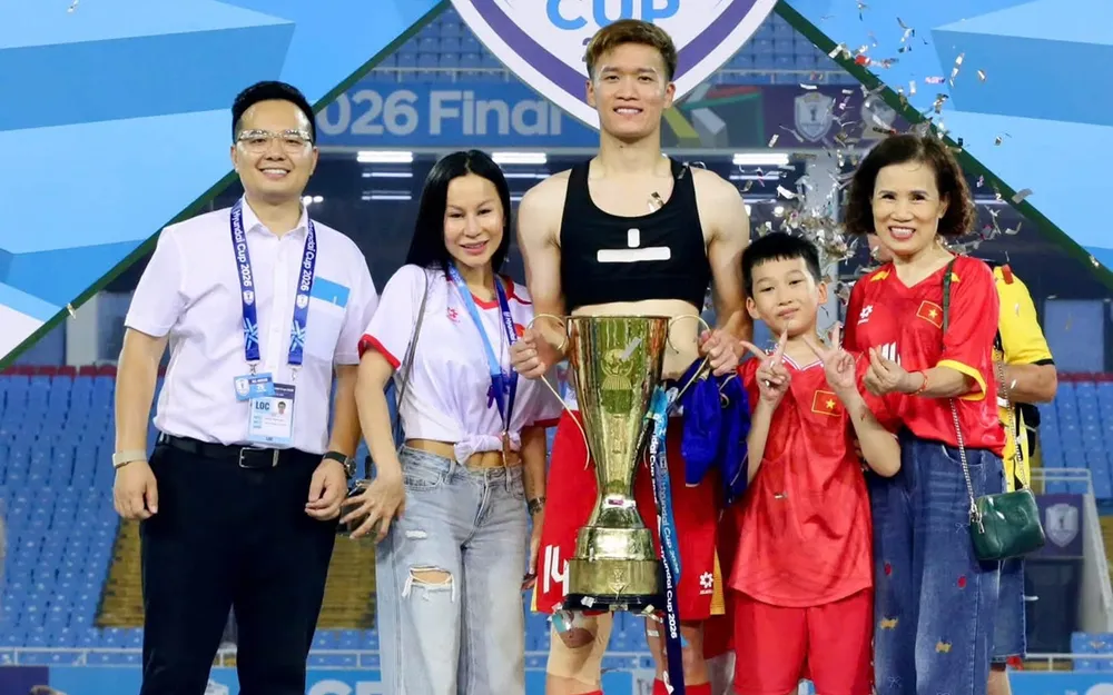 Nguyễn Hoàng Đức ăn mừng chức vô địch ASEAN Cup 2026 cùng gia đình và người thân (ẢNH: QUANG TIẾN)