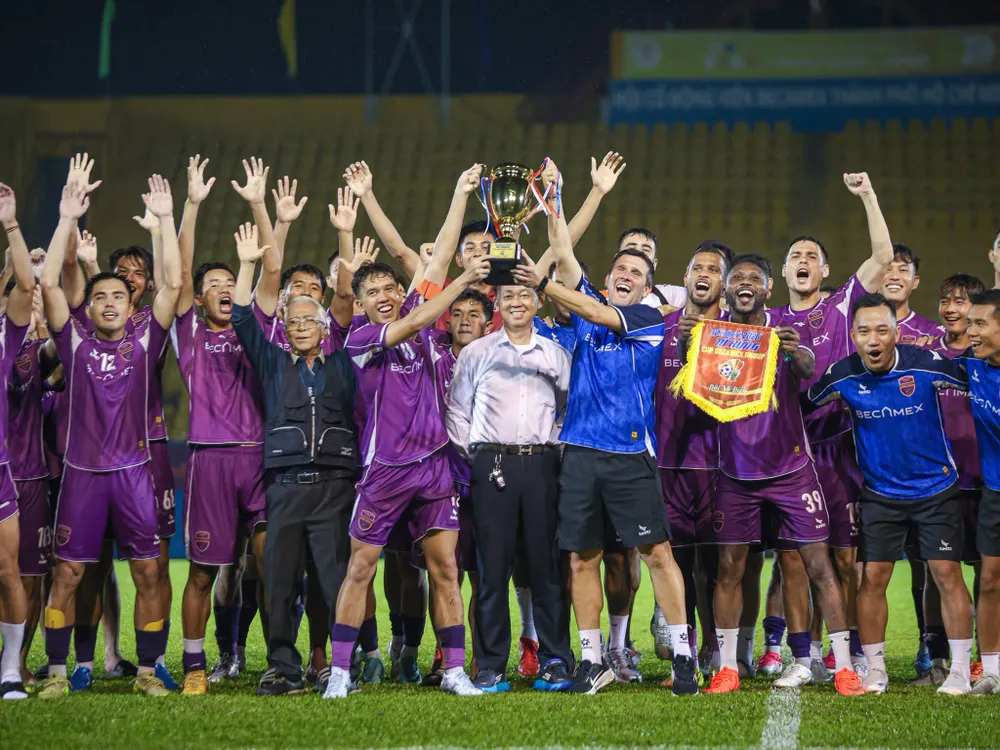Becamex TPHCM nhận được kỳ vọng rất lớn trong cuộc đua thăng hạng V-League (ẢNH: TÂM HÀ)