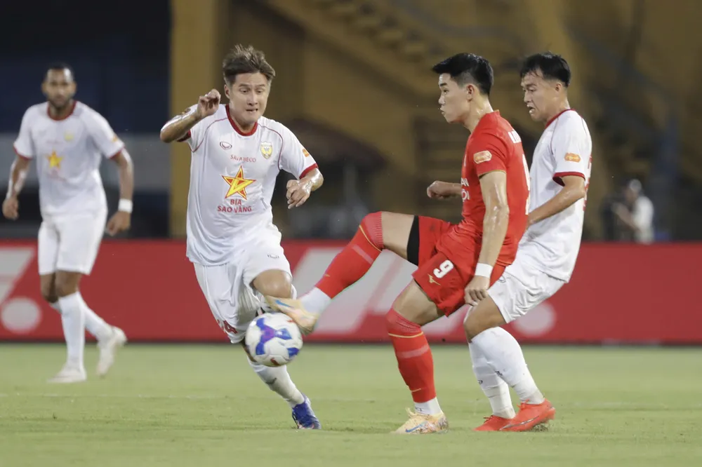 Tiền đạo Đình Bắc (áo đỏ) vẫn giữ phong độ cao sau danh hiệu ASEAN Cup 2026 (ẢNH: MINH HOÀNG) 