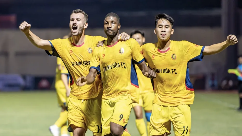 Các cầu thủ Thanh Hóa có chiến thắng đầy cảm xúc ở trận ra quân V-League 2026-2027. Ảnh: QUỲNH MAI