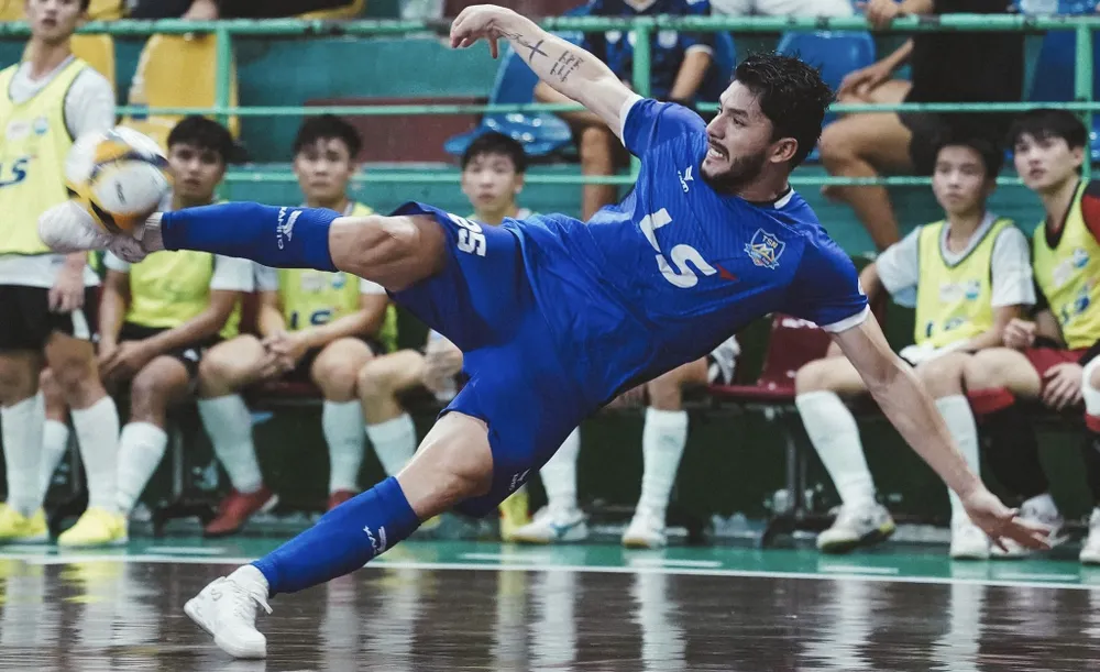Cú bắt volley thành bàn của ngoại binh Italo Bob mang về chiến thắng cho Thái Sơn Nam TPHCM. ẢNH: NGUYỄN QUANG