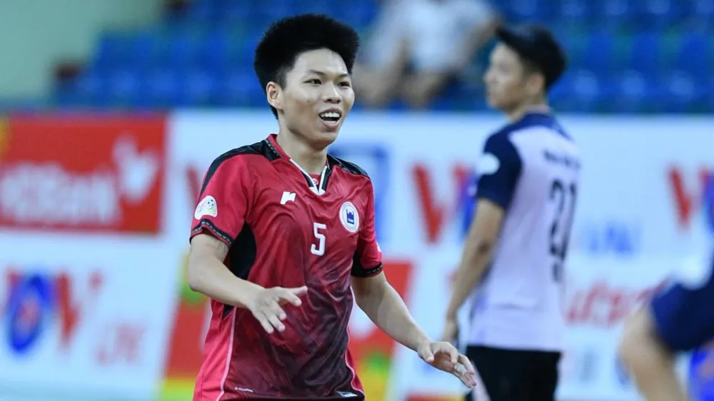 Các cầu thủ Tân Hiệp Hưng lách khe cửa hẹp vào bán kết Futsal Cúp quốc gia 2026. ẢNH: DŨNG PHƯƠNG 