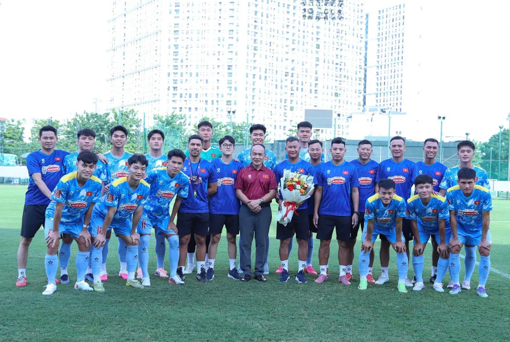 Tổng Thư ký VFF Nguyễn Văn Phú đến động viên các tuyển thủ U23 Việt Nam trước khi lên đường dự ASIAD 2026. ẢNH: NHẬT ĐOÀN 