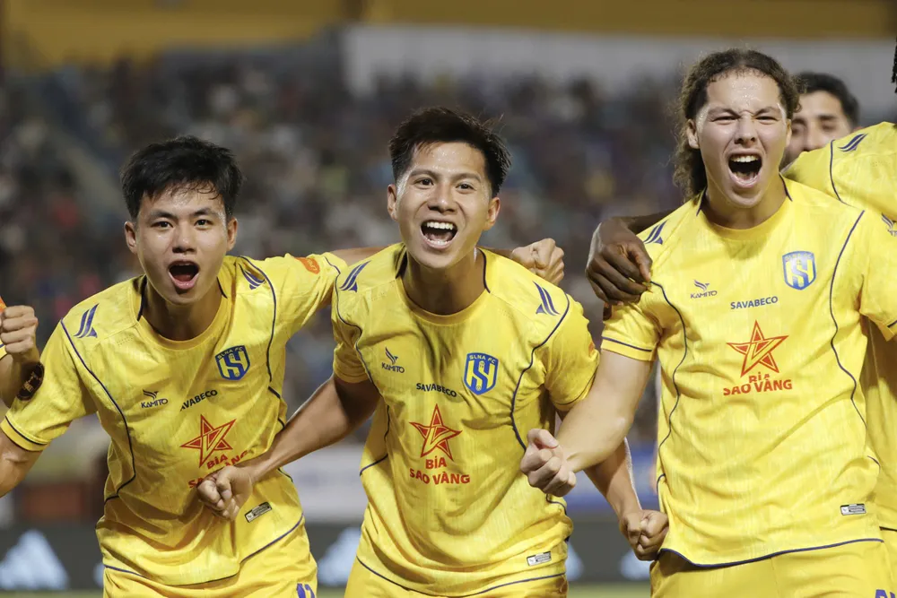 Các cầu thủ SLNA tạo nên cú sốc lớn nhất vòng 2 V-League 2026-2027. ẢNH: MINH HOÀNG