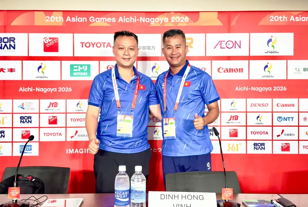 HLV Đinh Hồng Vinh cùng lãnh đội Đoàn Anh Tuấn của U23 Việt Nam. ẢNH: TÂM HÀ