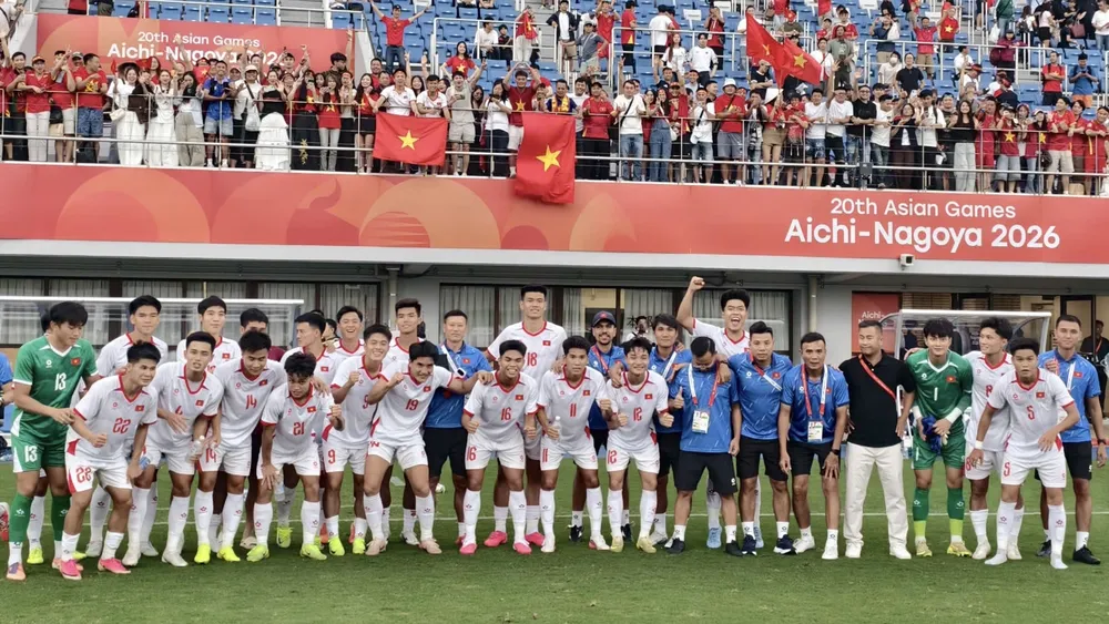 U23 Việt Nam chụp hình cùng người hâm mộ sau trận thắng U23 Philippines. ẢNH: HẢI HOÀNG 