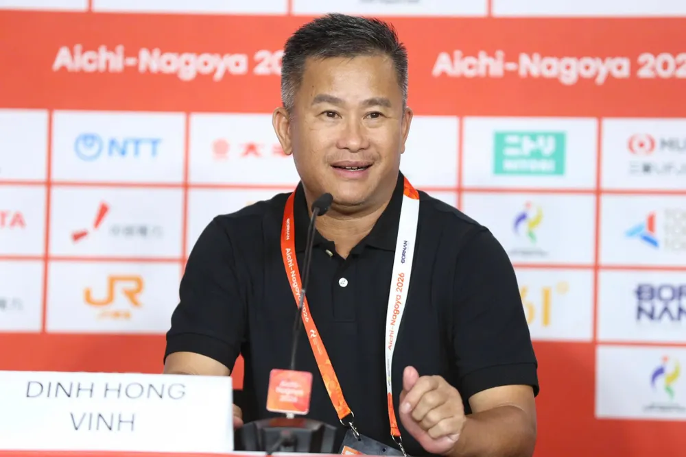 HLV Đinh Hồng Vinh hài lòng về tinh thần thi đấu của U23 Việt Nam sau khi đoạt vé vào tứ kết ASIAD 2026. ẢNH: HẢI HOÀNG 