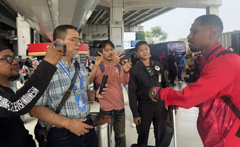 Hậu vệ Cao Pendant Quang Vinh trả lời phỏng vấn truyền thông Indonesia. ẢNH: HỮU THÀNH