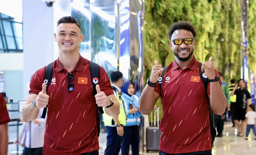 Thủ môn Việt kiều Lê Giang Patrik cùng tiền đạo Nguyễn Xuân Son háo hức cho kỳ FIFA ASEAN Cup đầu tiên. ẢNH: ANH KHOA 