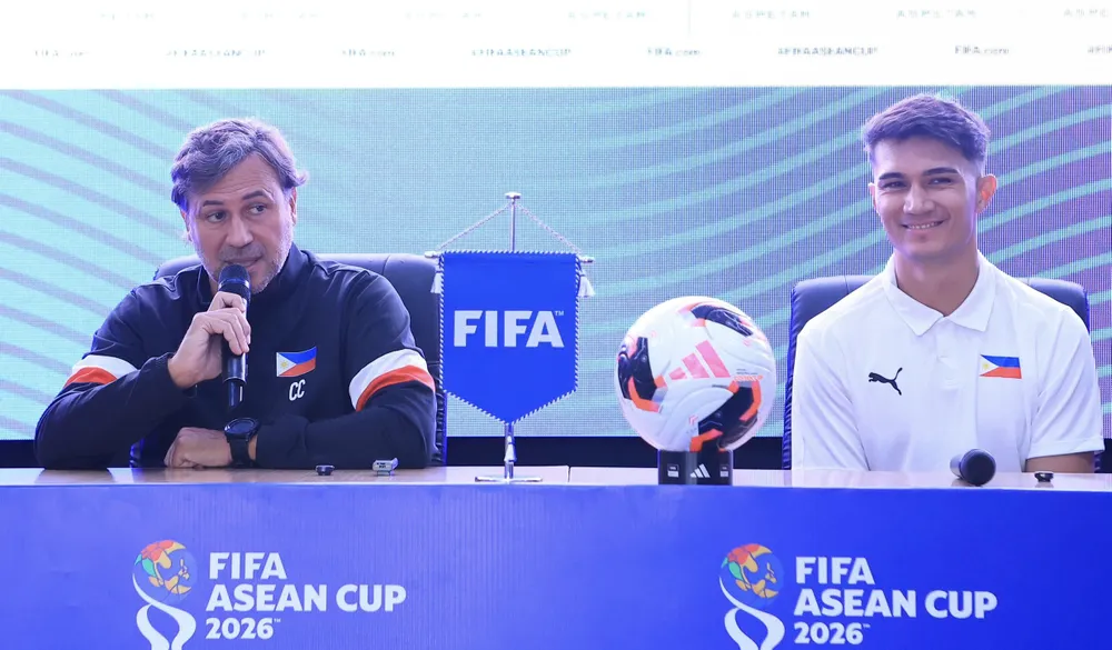 HLV Carles Cuadrat cùng các tuyển thủ Philippines tự tin trước thềm FIFA ASEAN Cup 2026. ẢNH: TÂM HÀ