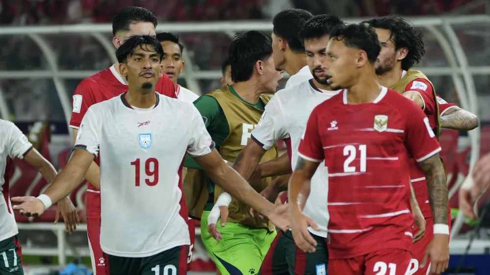 Các cầu thủ Indonesia lẫn Bangladesh xô xát nhau vào cuối và sau trận đấu. ẢNH: TÂM HÀ 