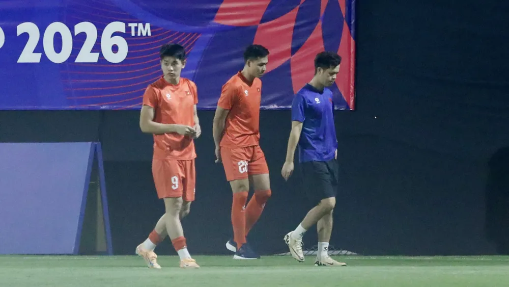 Tiền đạo Nguyễn Đình Bắc cùng trung vệ Bùi Hoàng Việt Anh phải tập riêng cùng bác sĩ Trần Huy Thọ. ẢNH: ANH KHOA 