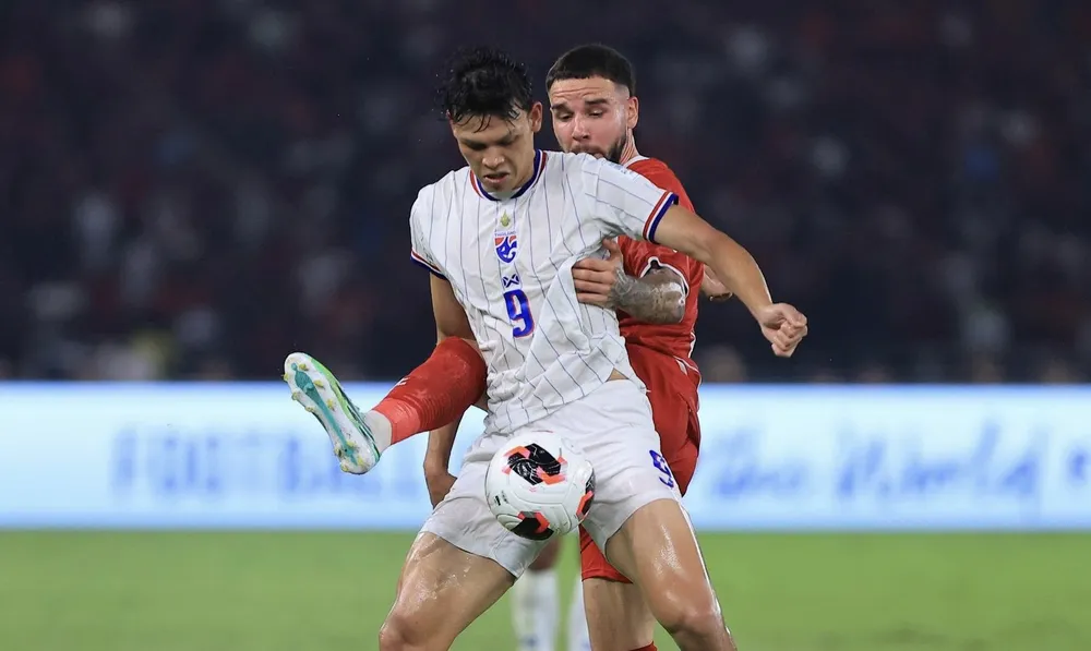Các cầu thủ Indonesia và Thái Lan đã cống hiến cho người hâm mộ trận chung kết FIFA ASEAN Cup 2026 kịch tính. ẢNH: ĐỨC CƯỜNG 