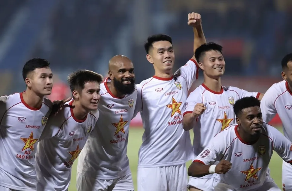 Đội khách Hà Tĩnh gây bất ngờ khi thắng ứng viên vô địch Thể Công Viettel ngay tại sân Hàng Đẫy. ẢNH: MINH HOÀNG 
