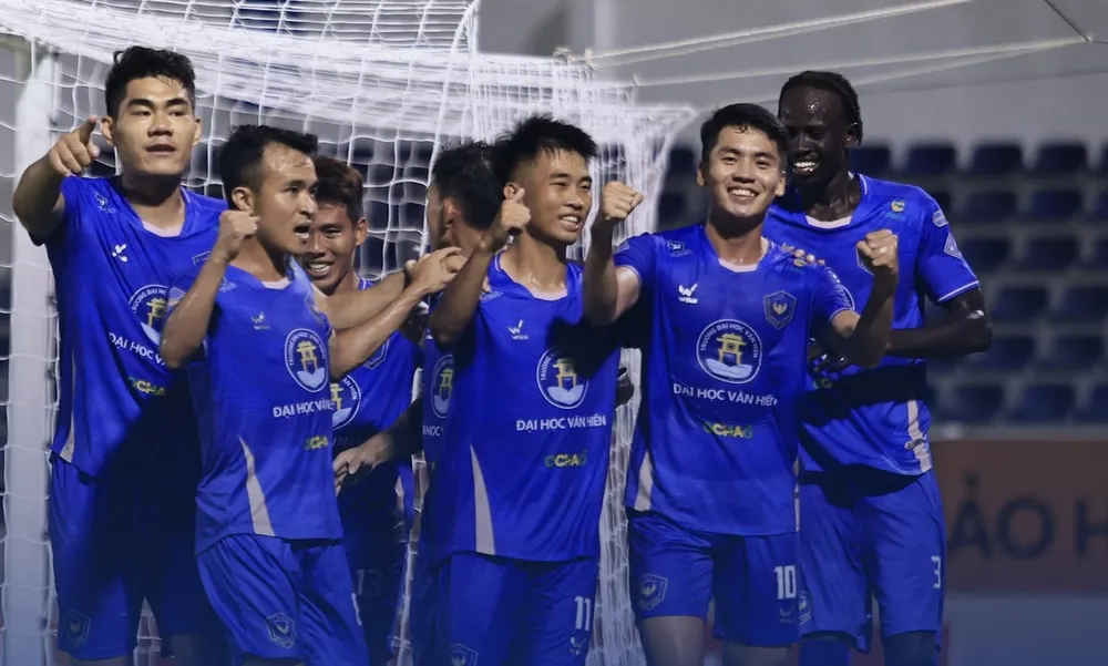 Cao Quốc Khánh (số 10) cùng các cầu thủ Bình Minh Sài Gòn ăn mừng bàn thắng. ẢNH: DŨNG PHƯƠNG 
