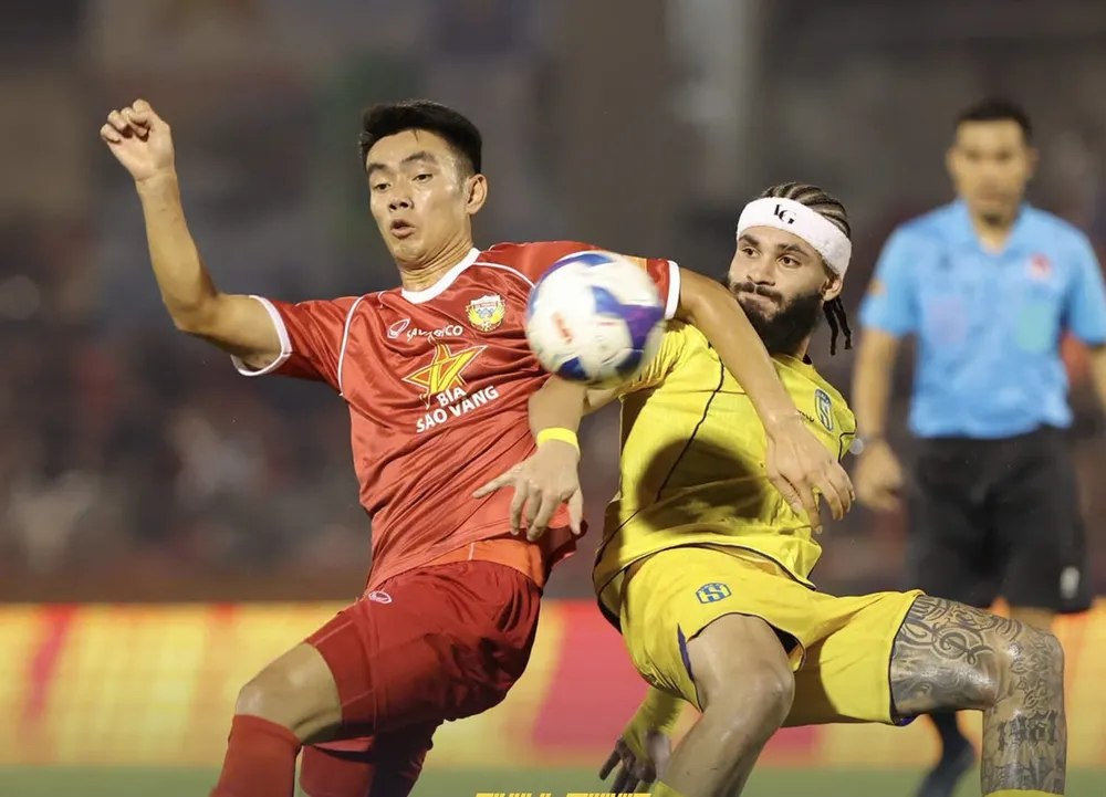 Các cầu thủ Hà Tĩnh và SLNA tiếp tục cầm hòa nhau tại V-League. ẢNH: XUÂN THUỶ