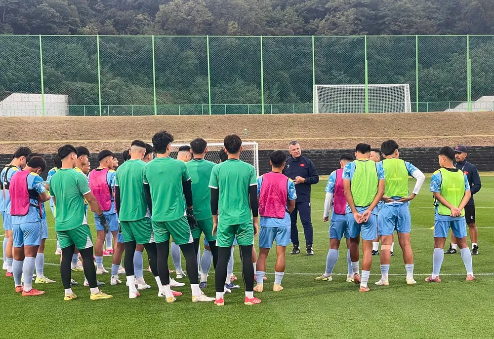 U17 Việt Nam tập buổi đầu tiên tại Hàn Quốc. ẢNH: TÂM HÀ