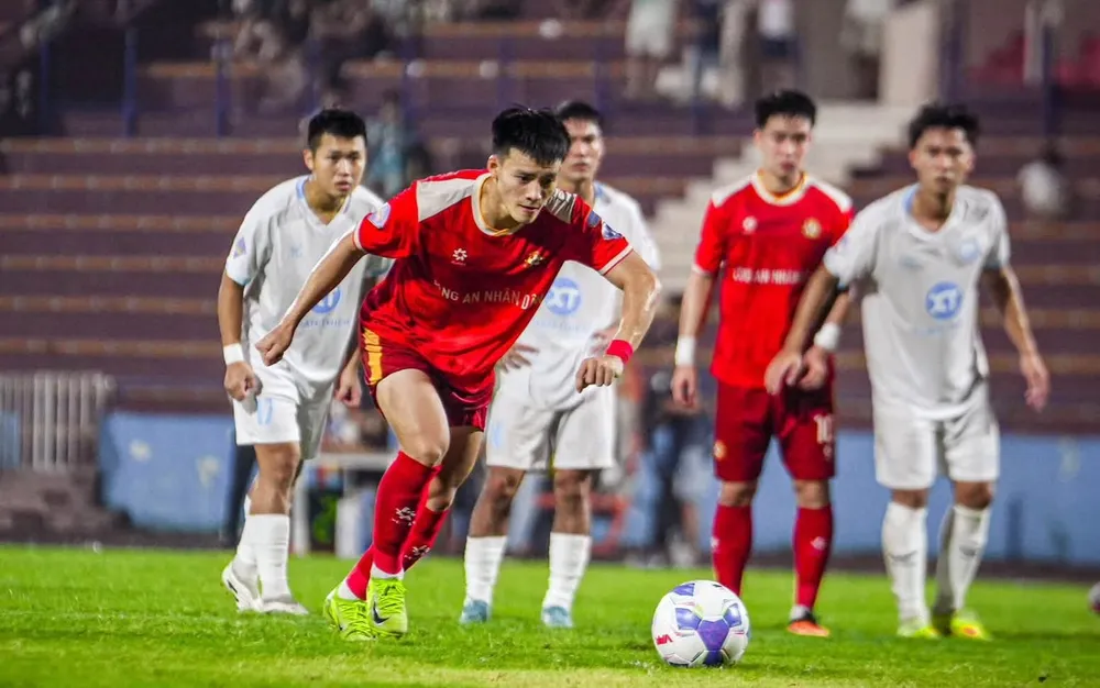 Tuyển thủ U23 Việt Nam Nguyễn Thanh Nhàn ghi bàn trên chấm phạt đền: ẢNH: CAND 