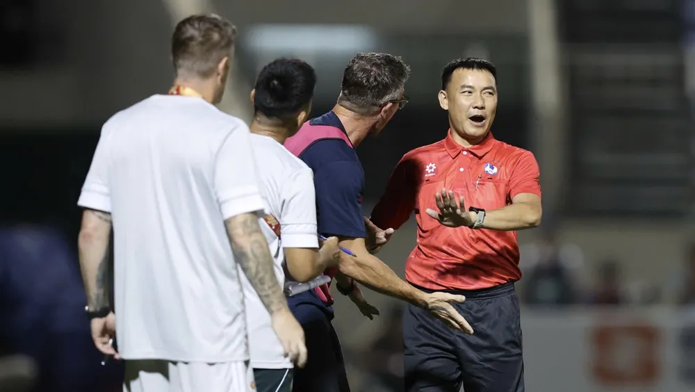 HLV Harry Kewell liên tục có những phàn nàn về tổ trọng tài trong và sau trận đấu. ẢNH: TÂM HÀ 