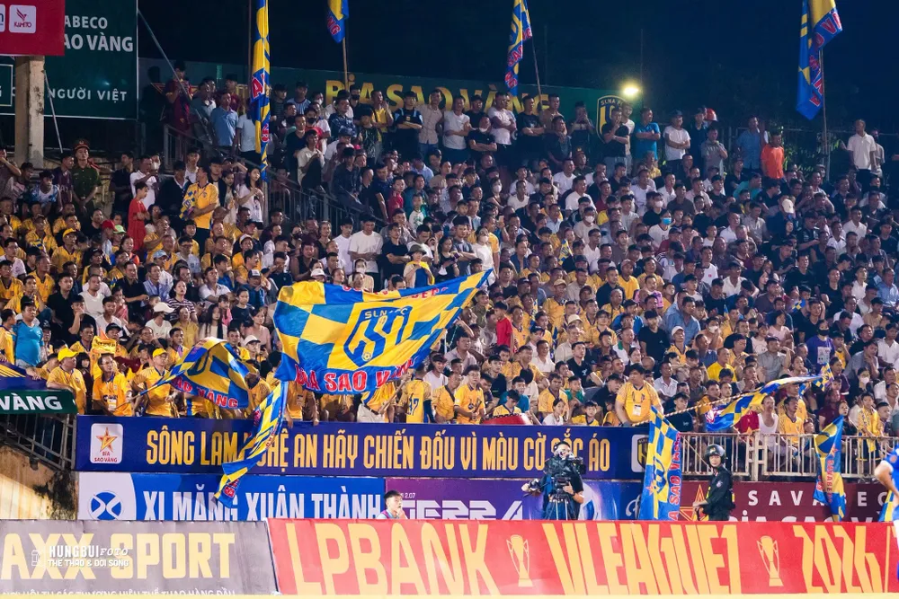 Sân Vinh “cháy vé” trước trận SLNA - CAHN tại vòng 6 V-League 2026-2027. ẢNH: XUÂN THỦY