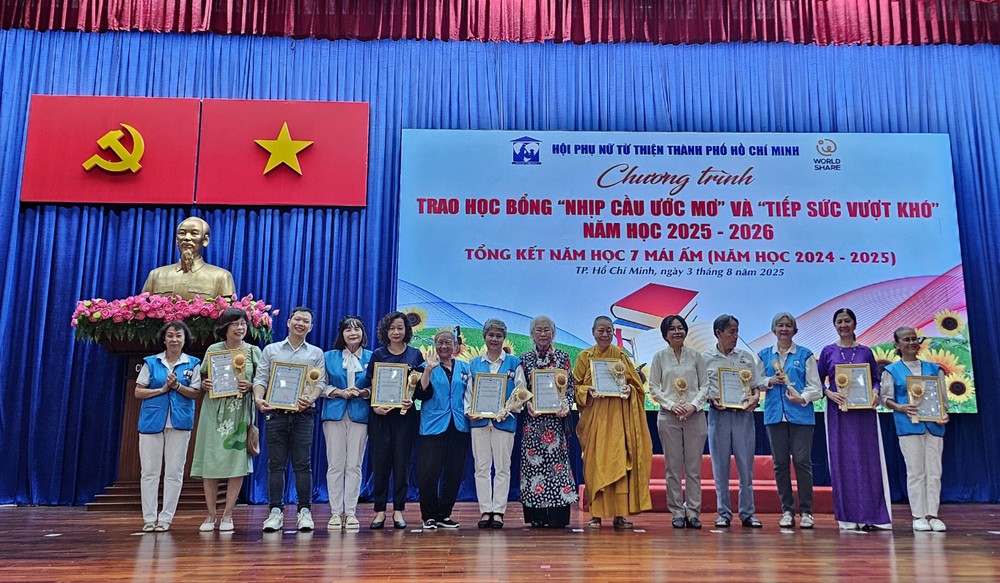 组委会向热心赞助单位与个人颁发感谢状。