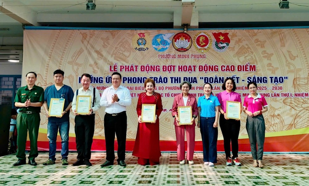 鸣凤坊领导向赞助单位颁发感谢函。