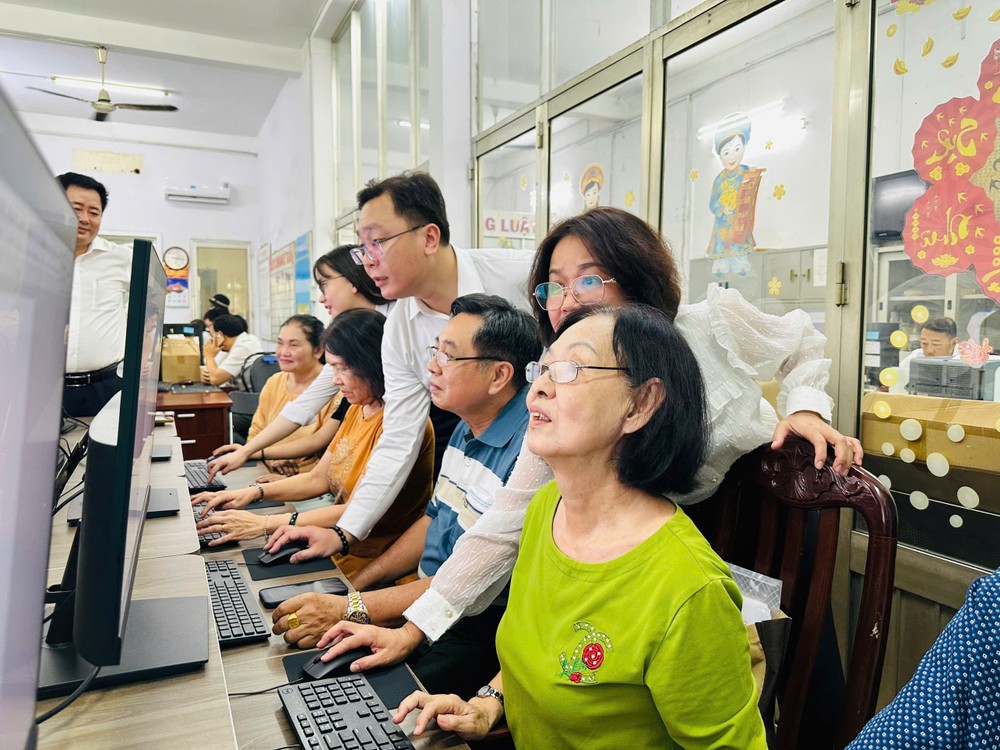 图：第九街区的华人街区长方淑芬女士（右一）在学习运用电脑设备。