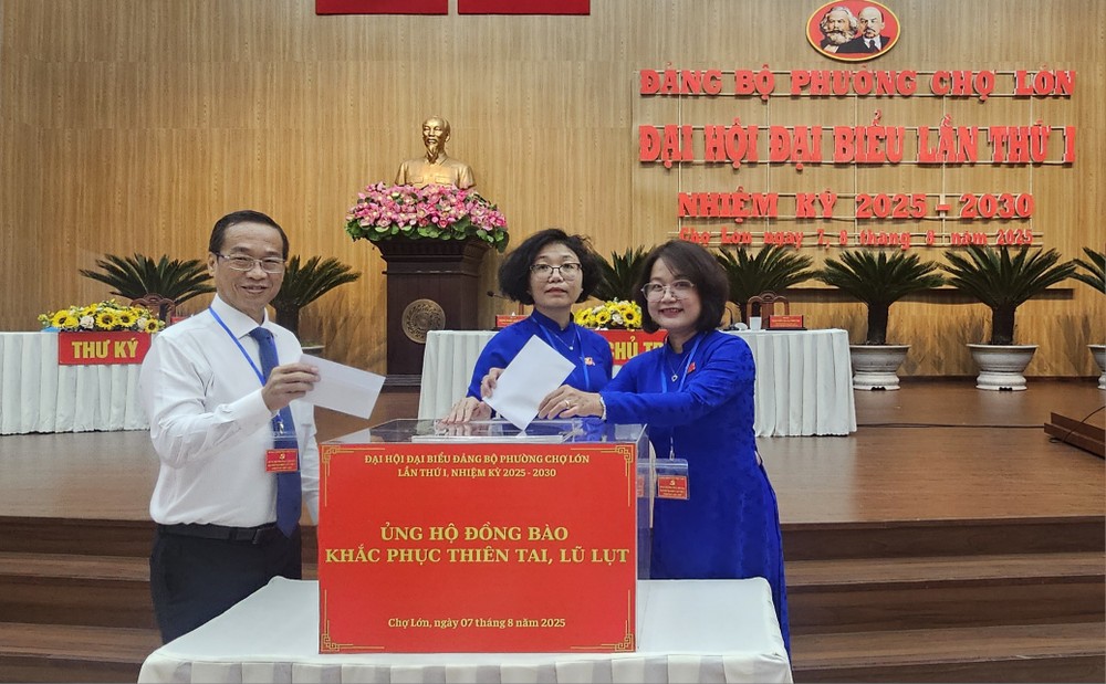 堤岸坊党部书记黄玉女芳红（中）与该坊领导参与捐款活动。