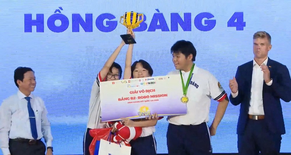 鸿庞中学学生获全国青少年机器人奥林匹克竞赛一等奖。