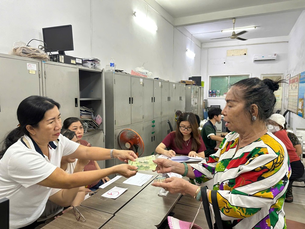 堤岸坊越、华居民纷纷前来领取“九·二”国庆节礼物。